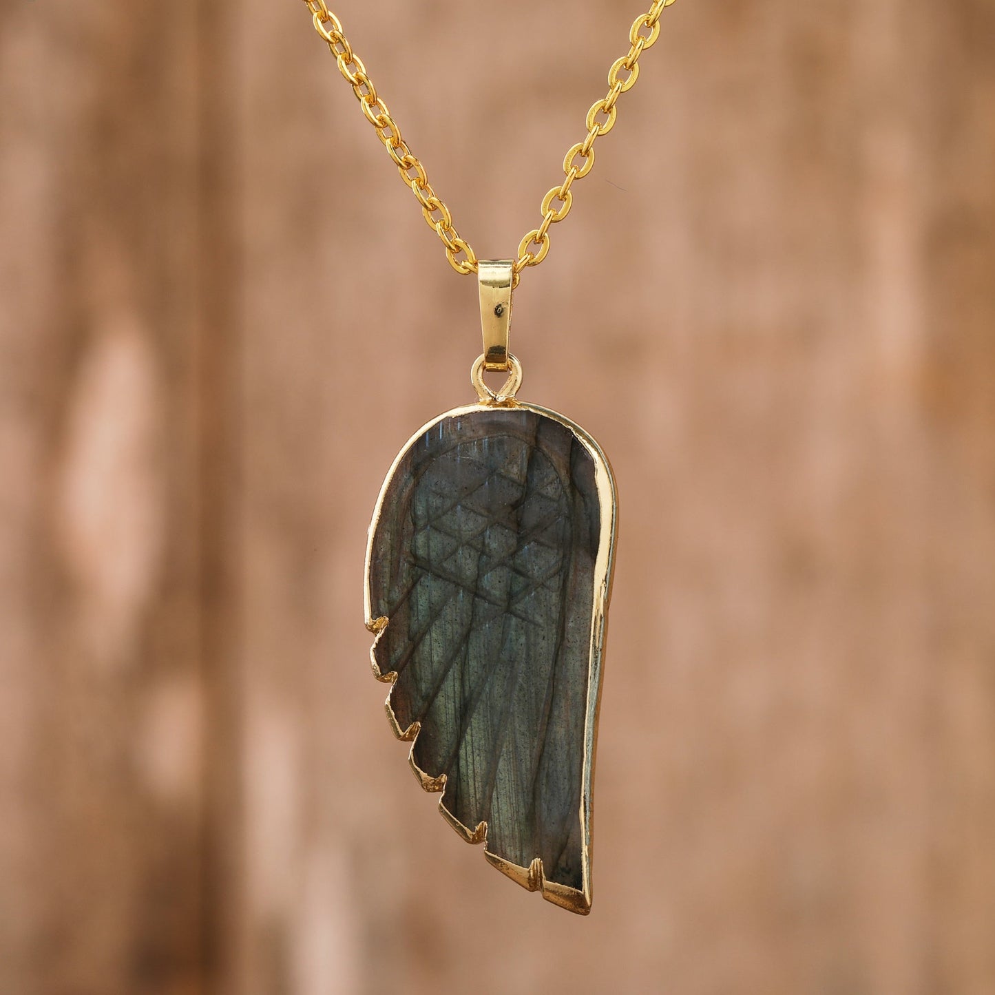 Colares Asa de Anjo em Pedra Natural Banhado a Ouro 18K